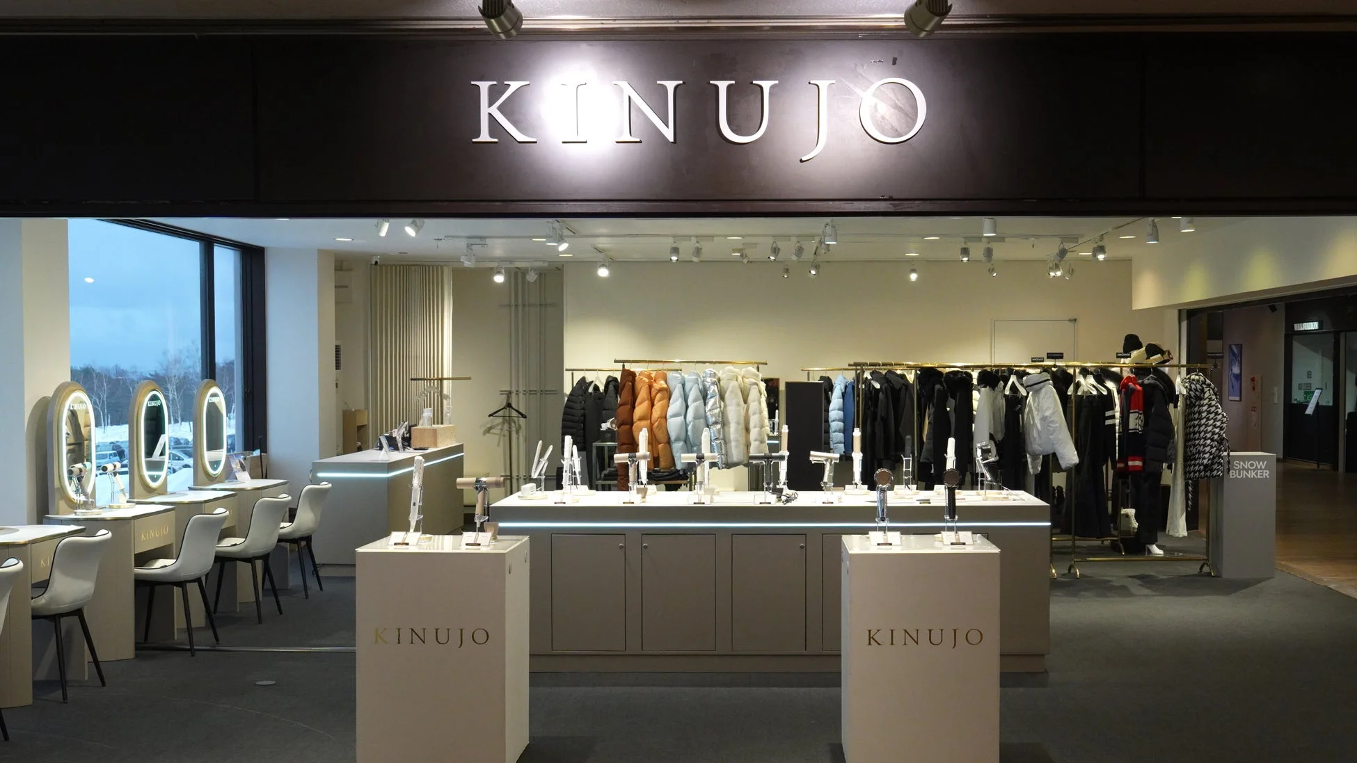 KINUJOの店舗またはポップアップストアの様子。美容家電が展示され、窓からは雪景色が見える