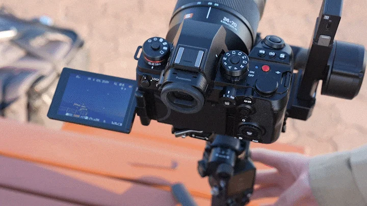 屋外で撮影機材がセットされている様子