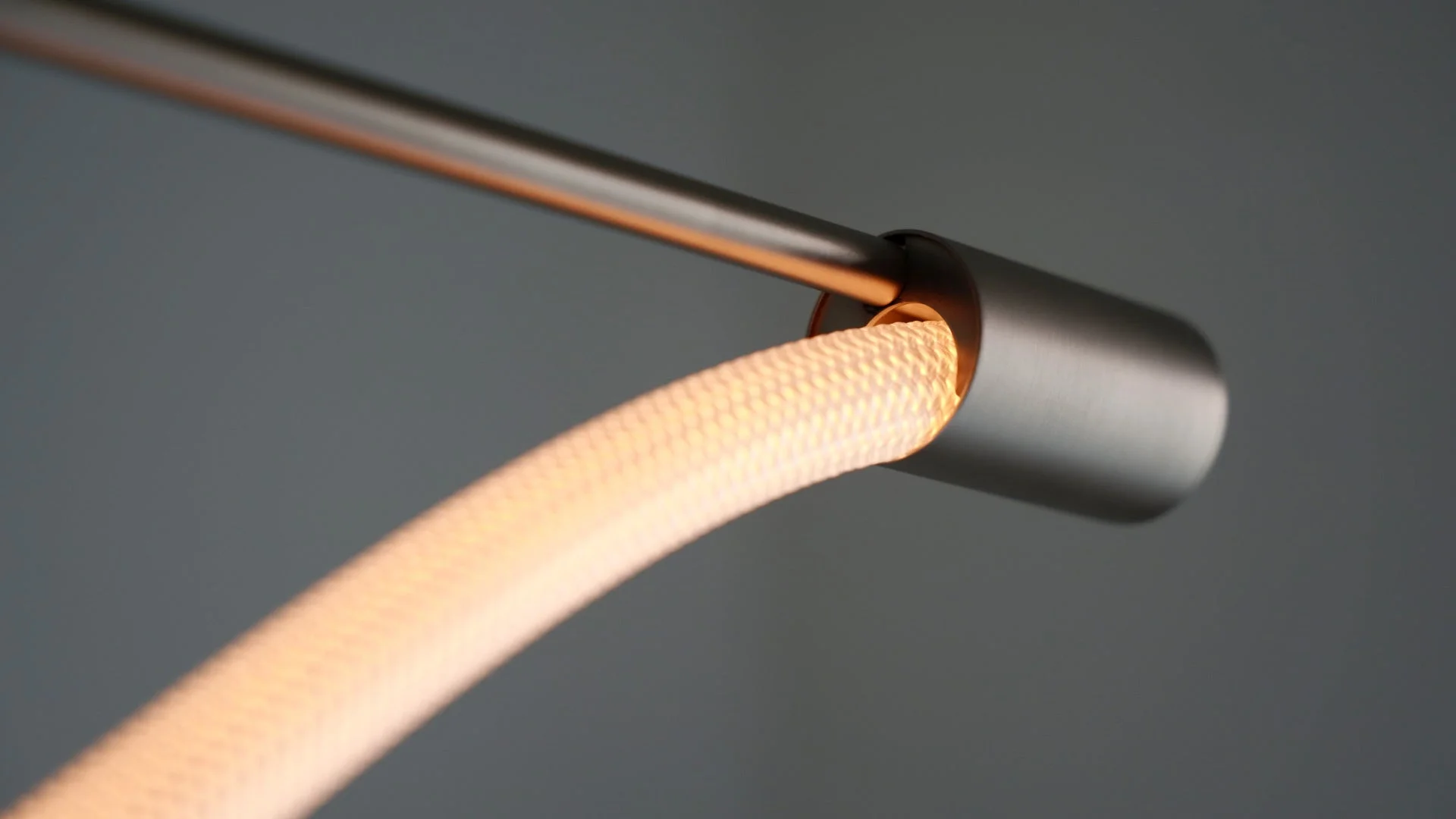 柔軟な素材感のLED照明器具のクローズアップ