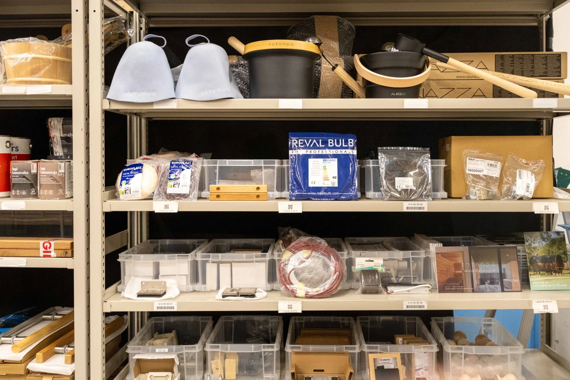 サウナ用品や関連部品が棚に整然と並べられた倉庫のような空間