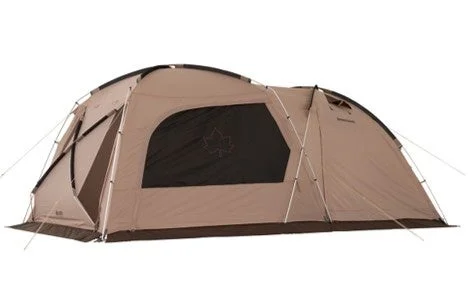 白い背景に設置された、ベージュ色の大型トンネル型テントの全体像