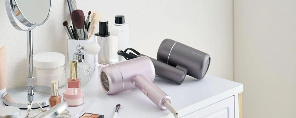 ドレッサー上のドライヤーとコスメ