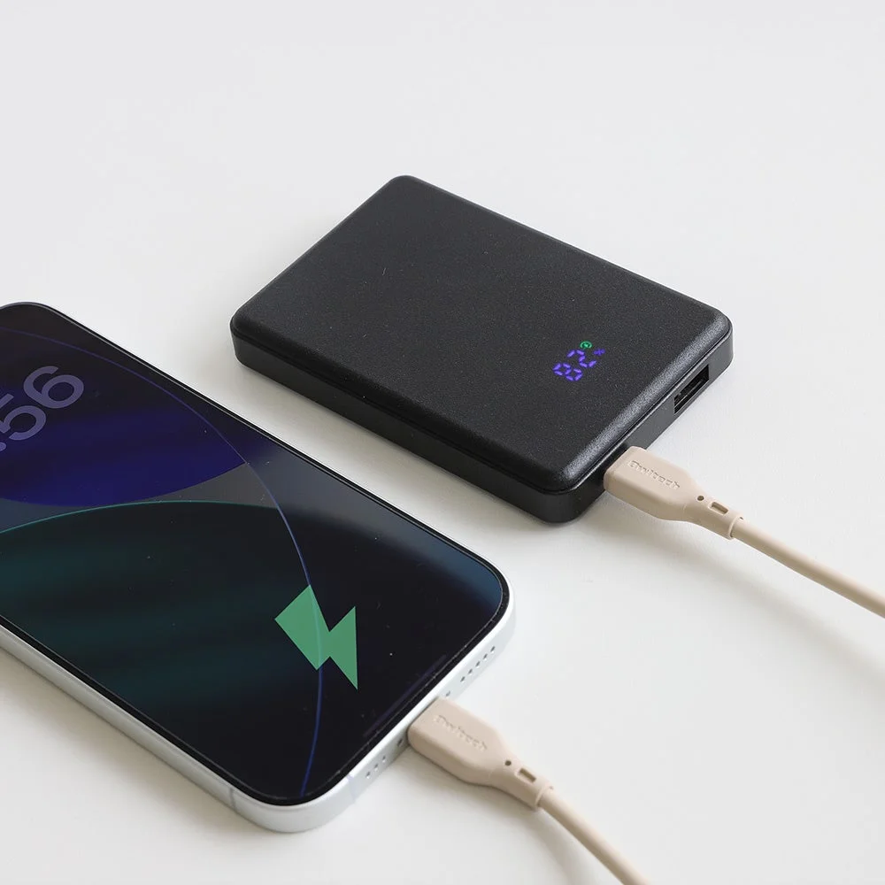 スマートフォンを充電中のモバイルバッテリー