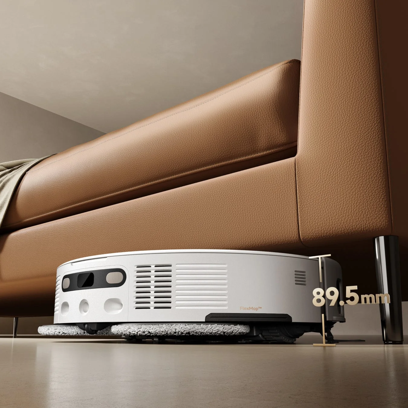 茶色のソファの下で稼働する白いロボット掃除機