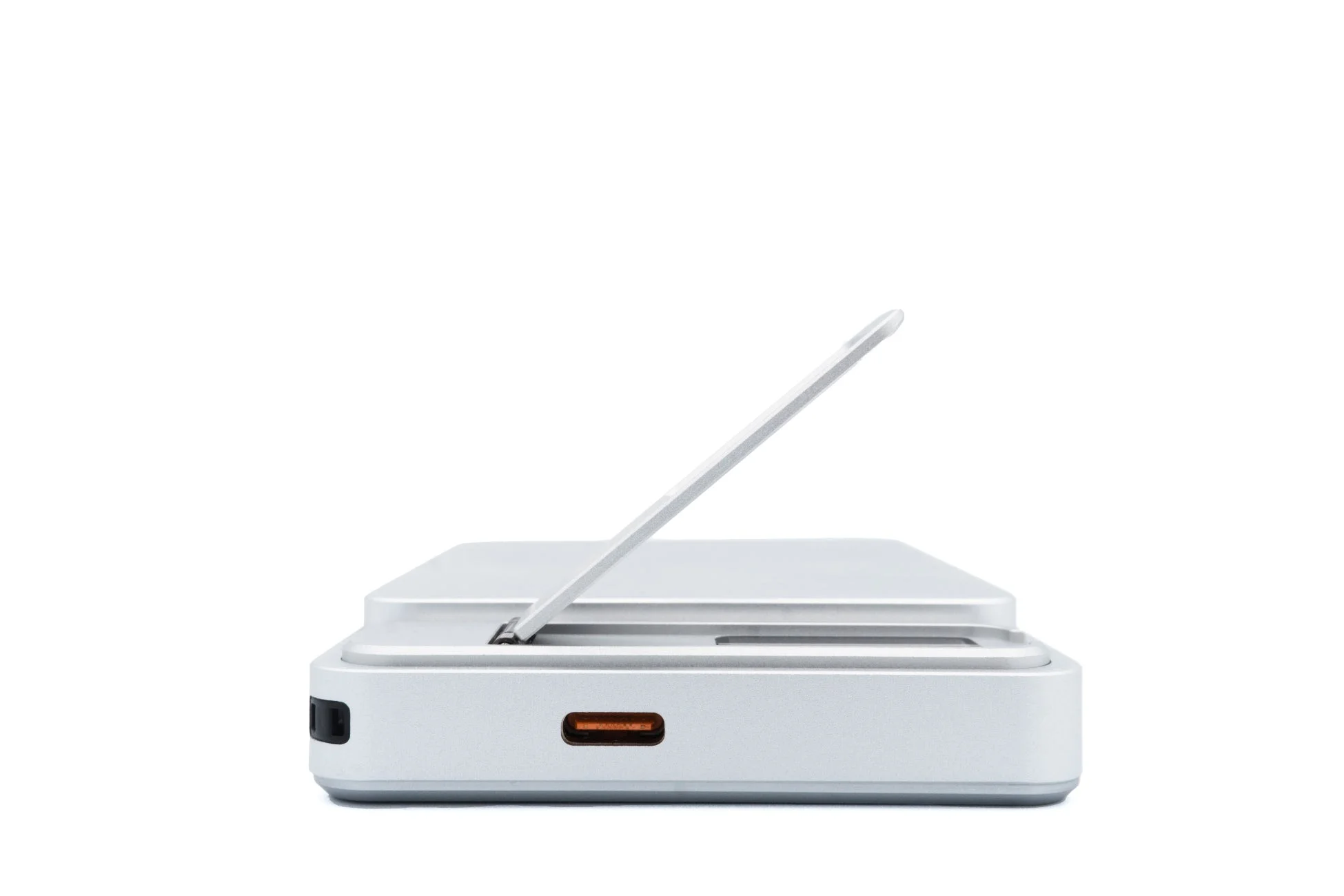 Element Metal Power Bank 8000の側面とスタンド