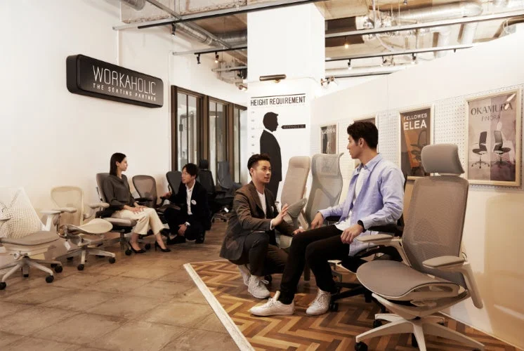 WORKAHOLICのショールームでチェアコンシェルジュが顧客に説明している様子