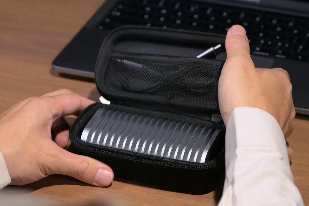 収納ケースを開ける手の画像