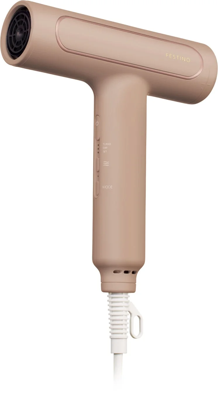 ベージュ色のモダンなデザインのヘアドライヤーが白い背景に置かれています