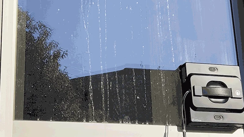 窓に吸着して自動で清掃する窓掃除ロボットの様子