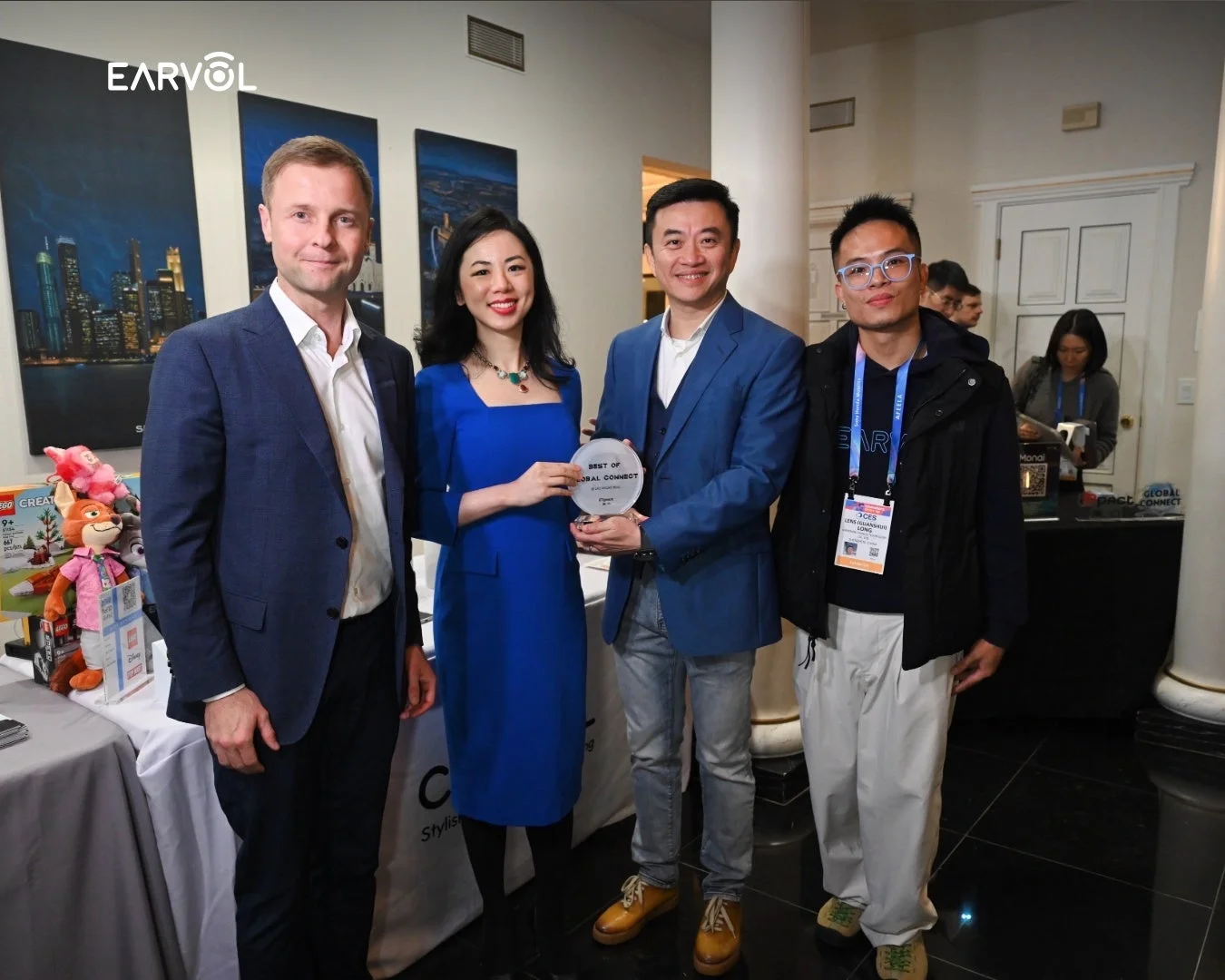 「BEST OF GLOBAL CONNECT」のトロフィーを持つビジネスパーソン