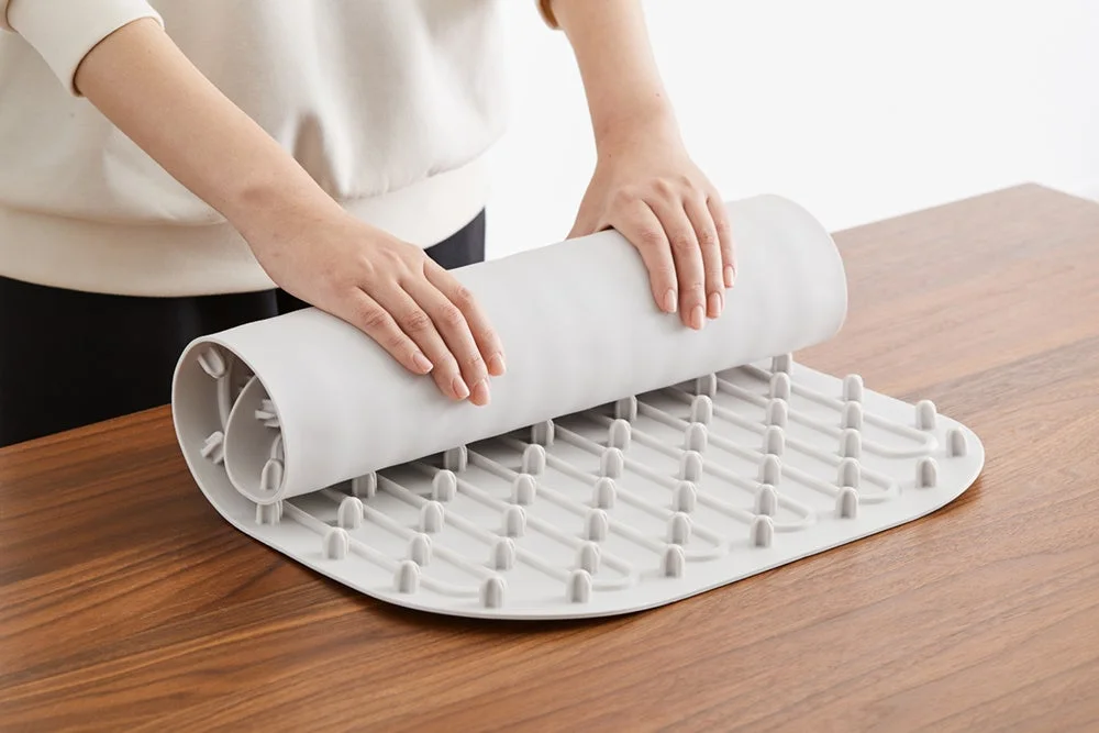 フードウォーマーを巻いて収納する様子