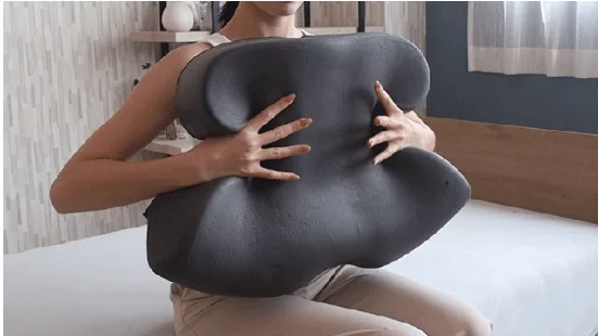 体にフィットするクッションを抱える女性