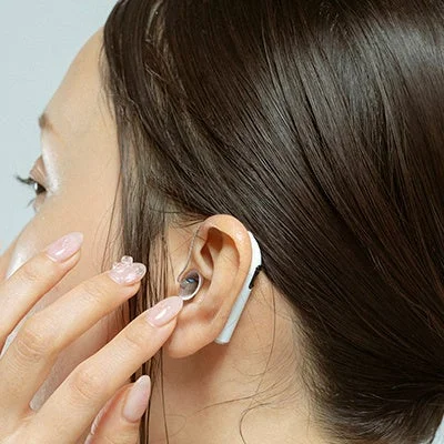 女性の耳に装着された補聴器