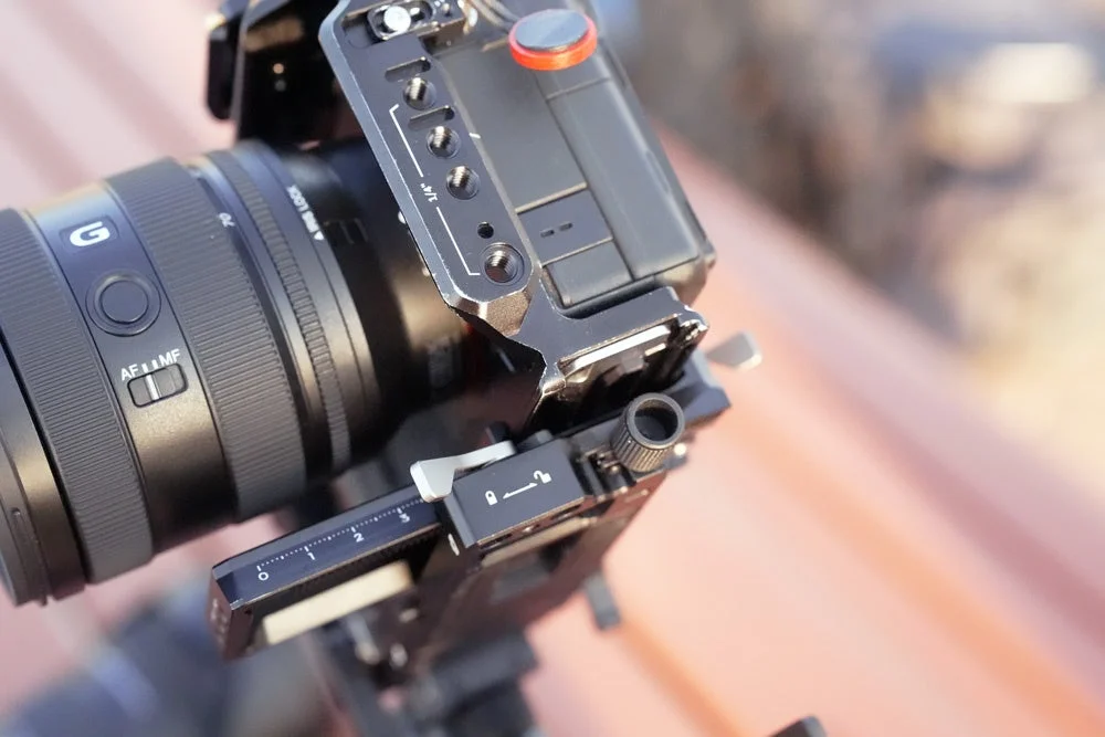 高性能なミラーレスカメラとレンズが、撮影用のリグに装着されている様子