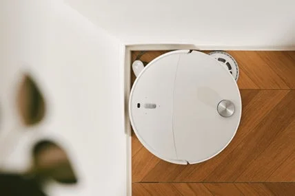 ロボット掃除機が部屋の隅を掃除している様子