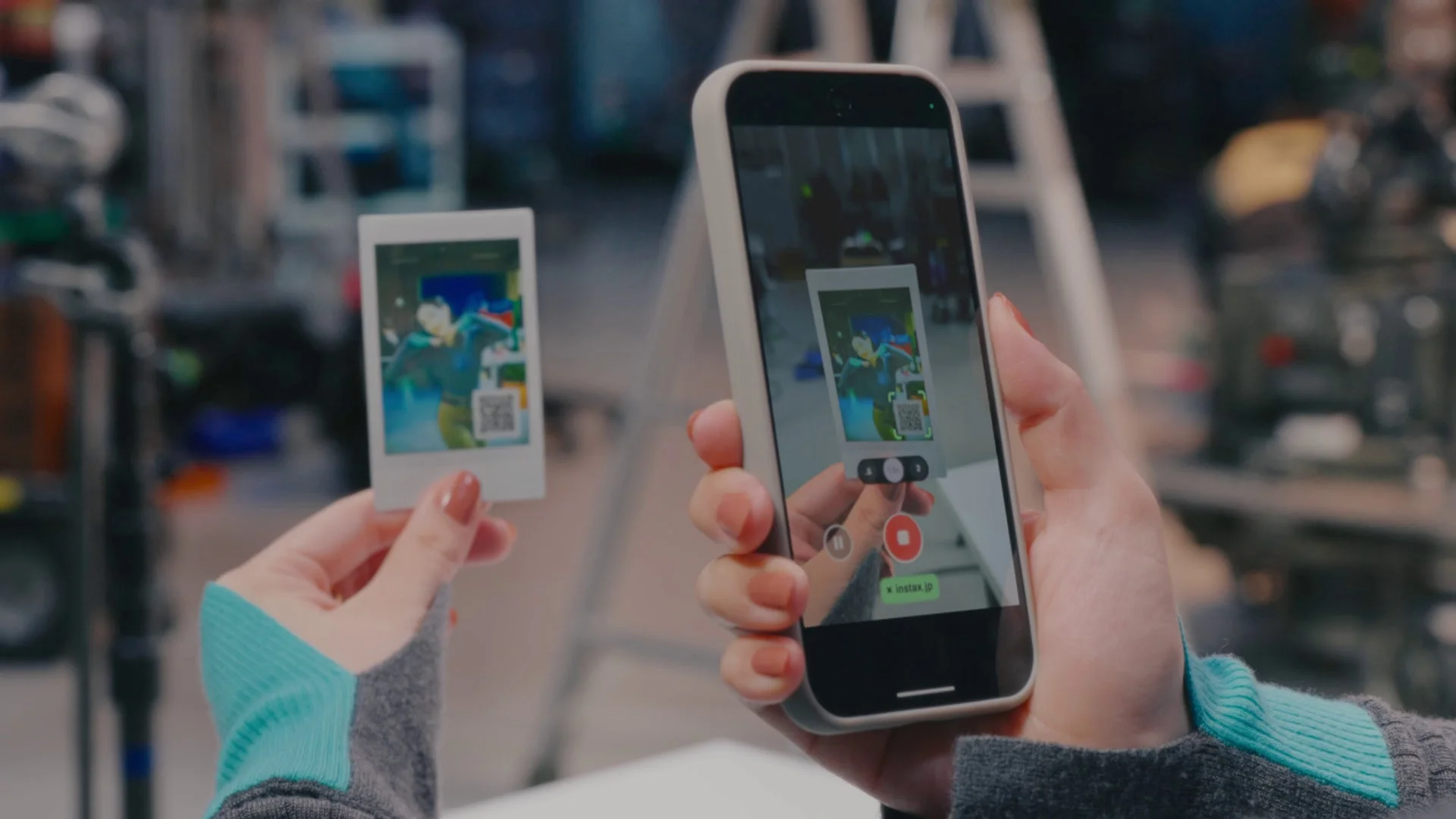 スマホでQRコードを読み込む様子