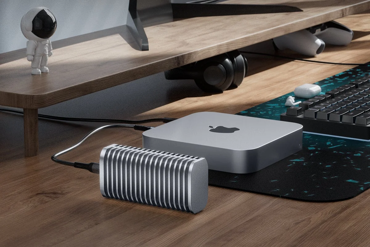 Mac MiniとTerraMaster D1 SSD Proのあるデスク周りの様子