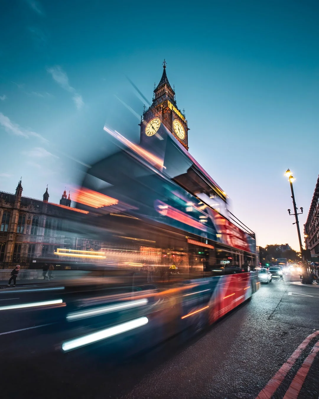 夕暮れのロンドン市街と二階建てバスを長時間露光で撮影した写真