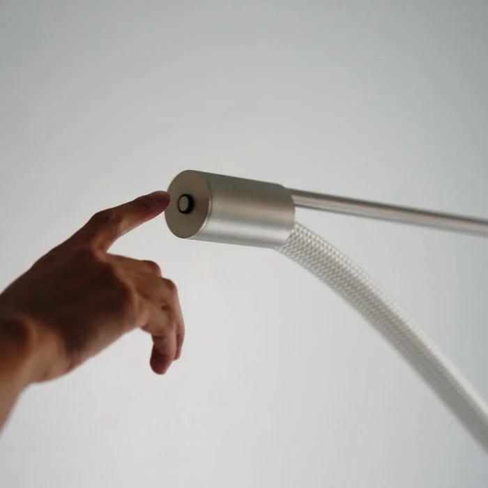 指でタッチスイッチを操作する様子