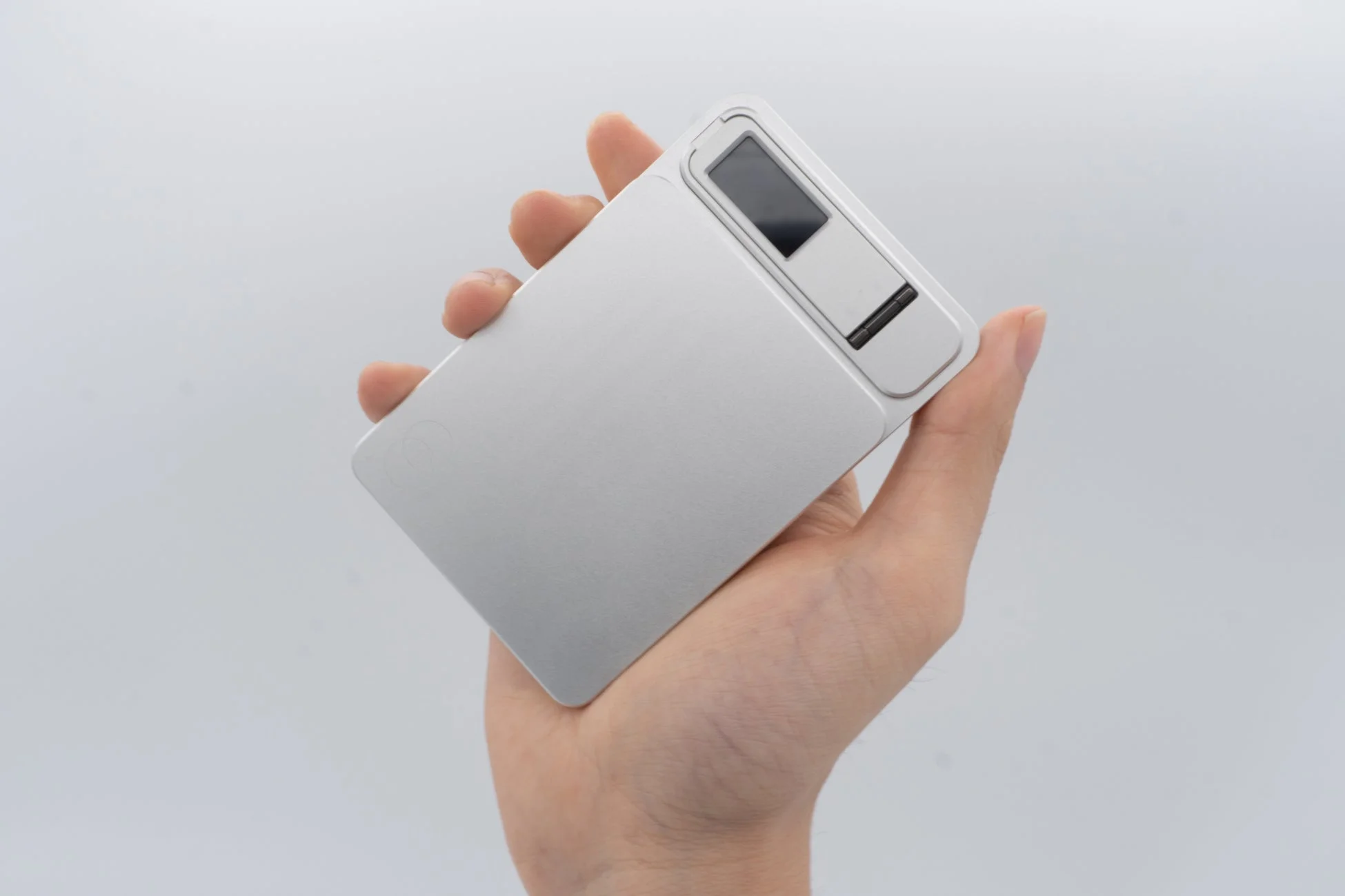 Element Metal Power Bank 8000を握る手
