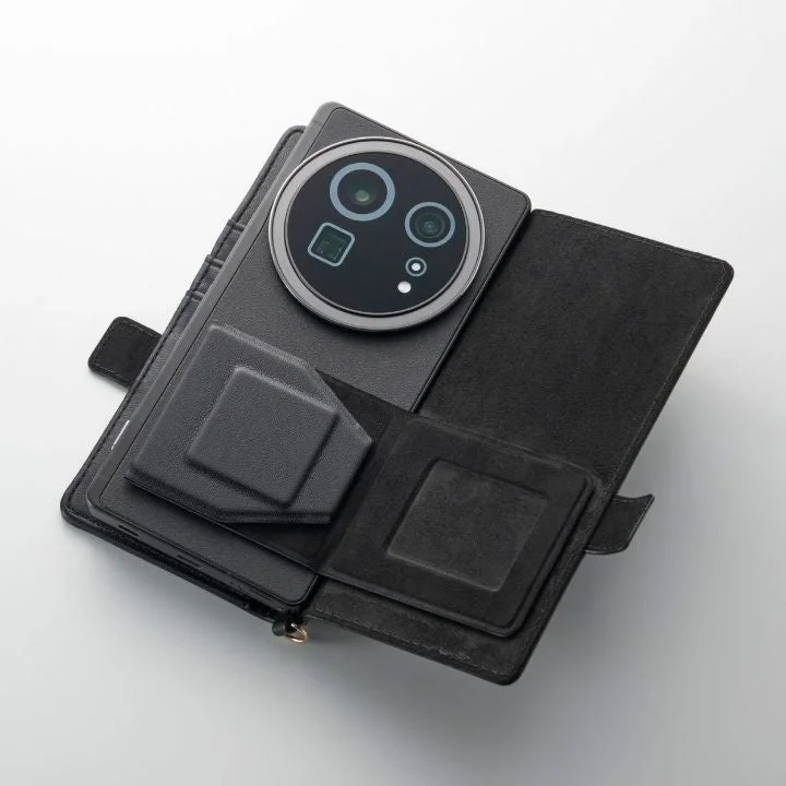 黒いスマートフォンが黒い手帳型ケースに収納されている様子