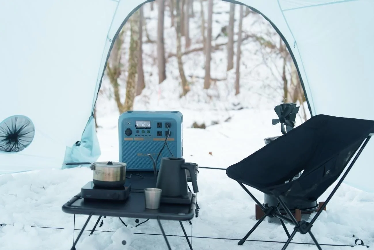 テント内でポータブル電源を使用する様子