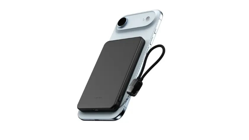 白い背景に、水色のスマートフォンと、その背面に装着された黒いモバイルバッテリーが斜めから写っています。モバイルバッテリーには黒いストラップが付いており、携帯性を高めるデザインです。