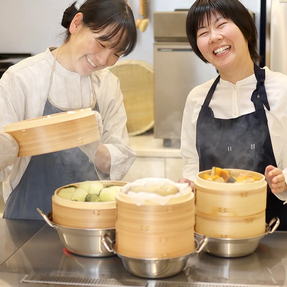 キッチンで蒸し料理を楽しむ女性たち
