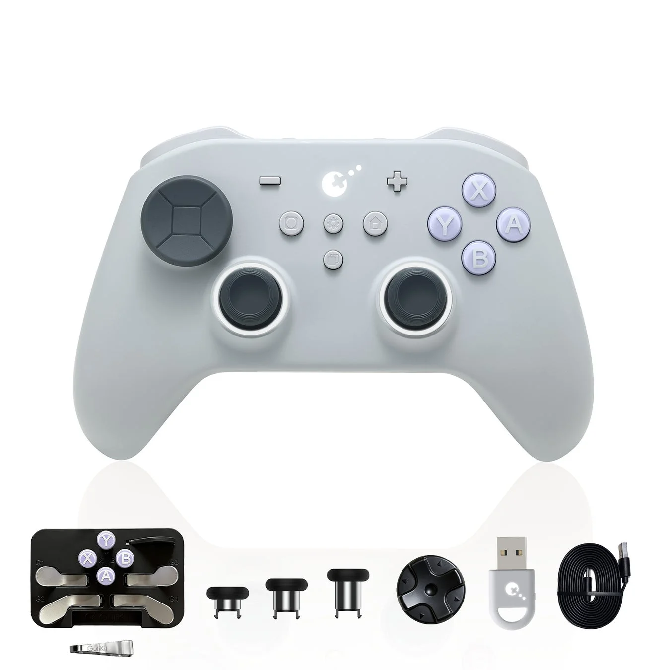 白い背景に置かれたグレーのワイヤレスゲームコントローラーと、交換可能なボタン、USBレシーバー、充電ケーブルなどの豊富なアクセサリーセットです。