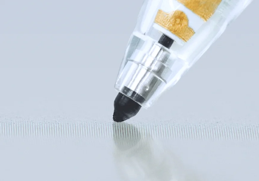 ペン先が紙に触れるイメージ