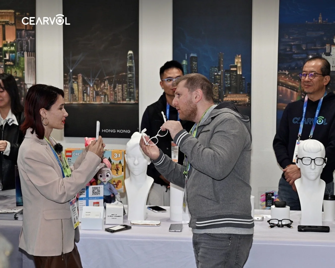 展示会ブースでスマートグラスを体験する人々