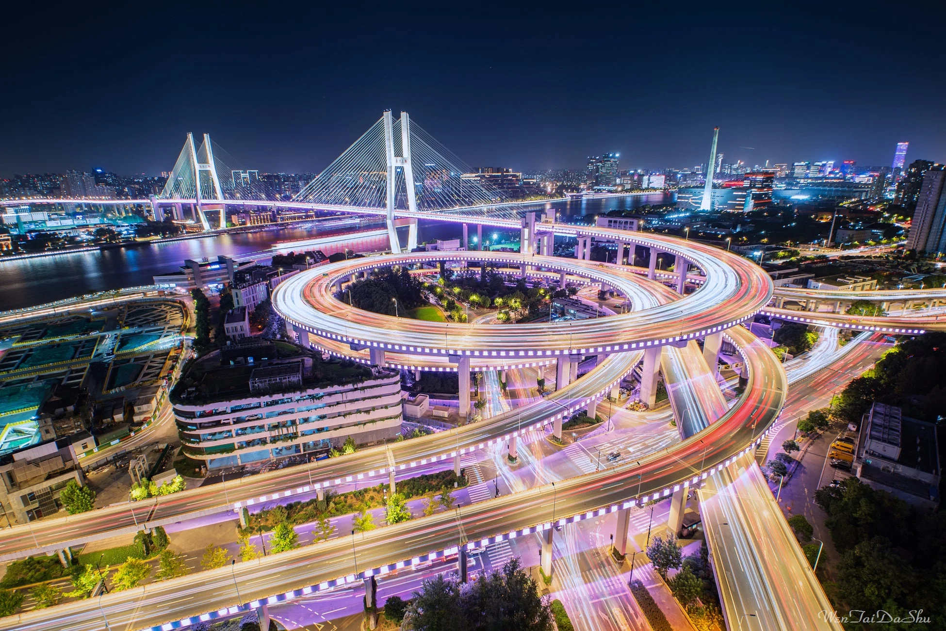 夜の都市高速道路のジャンクションを長時間露光で撮影した写真
