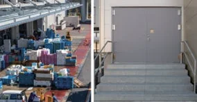 左側には積み上げられた多くの荷物やコンテナがある賑やかな屋外の商業施設のような場所が、右側には階段の先にあるシンプルなグレーのドアが写っています