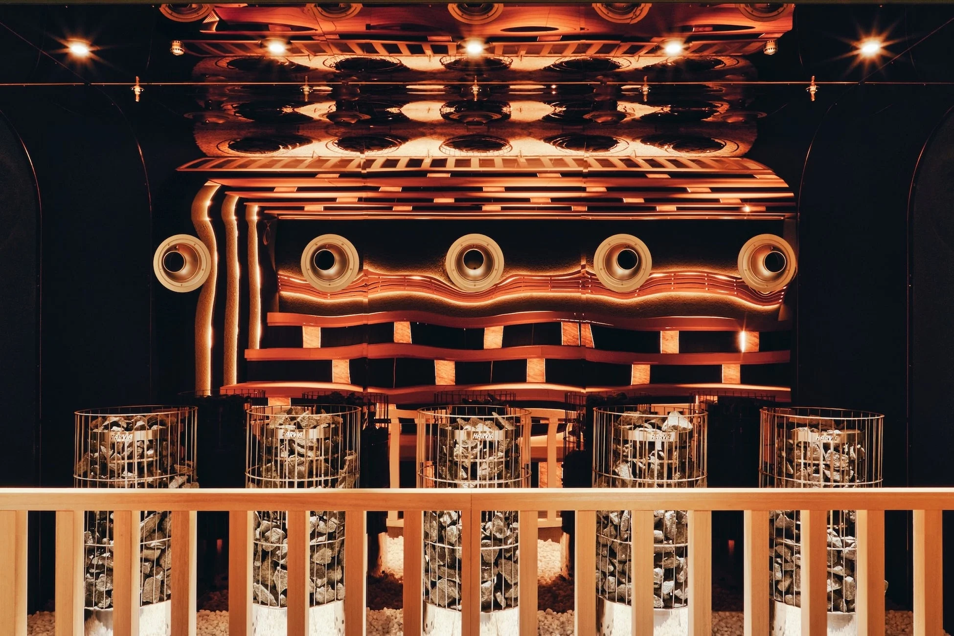 モダンなデザインのサウナ室の内部