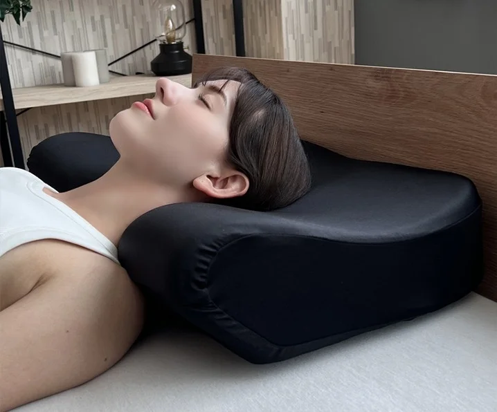 枕で安らかに眠る女性