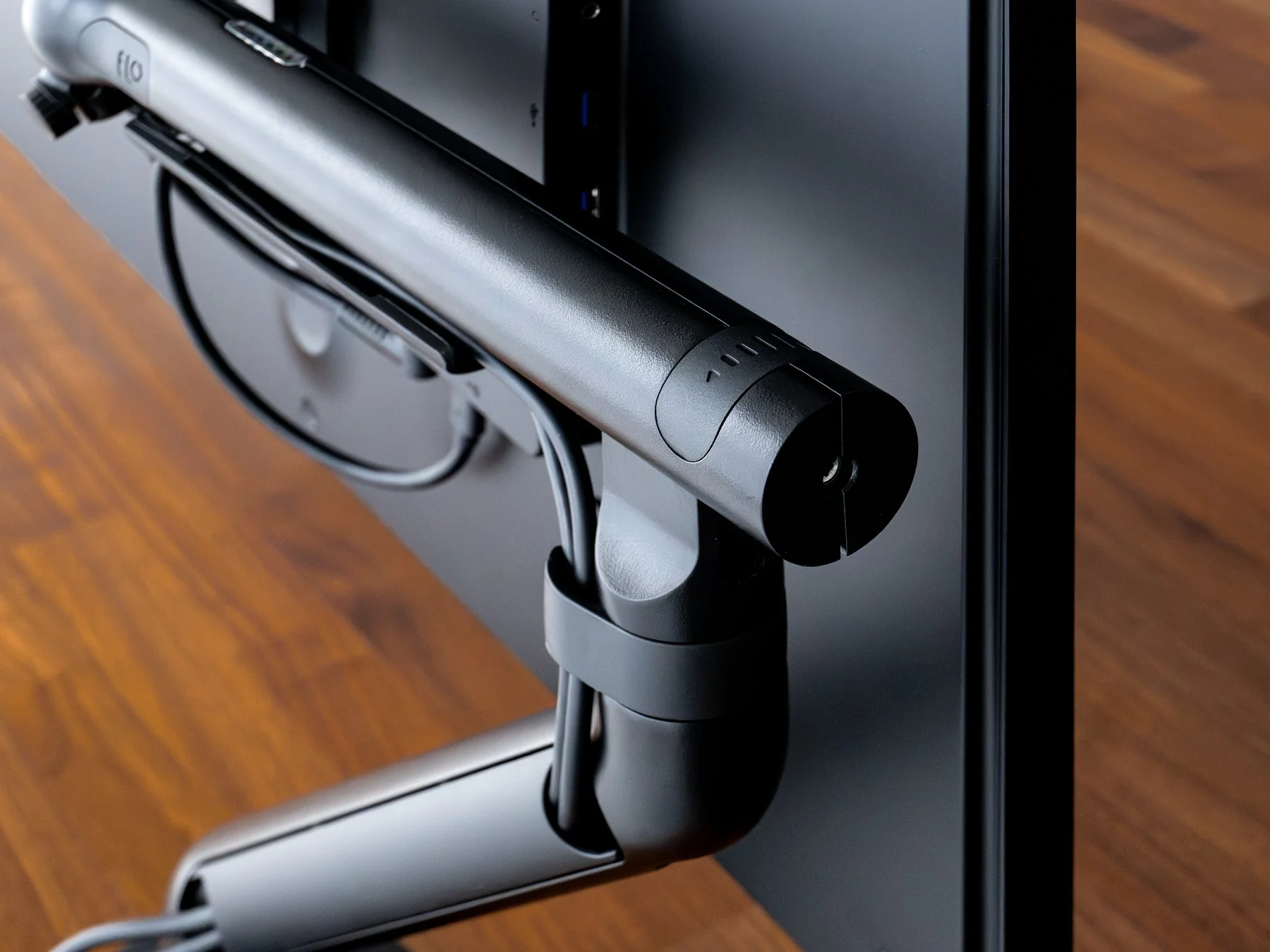 モニターアームとケーブル