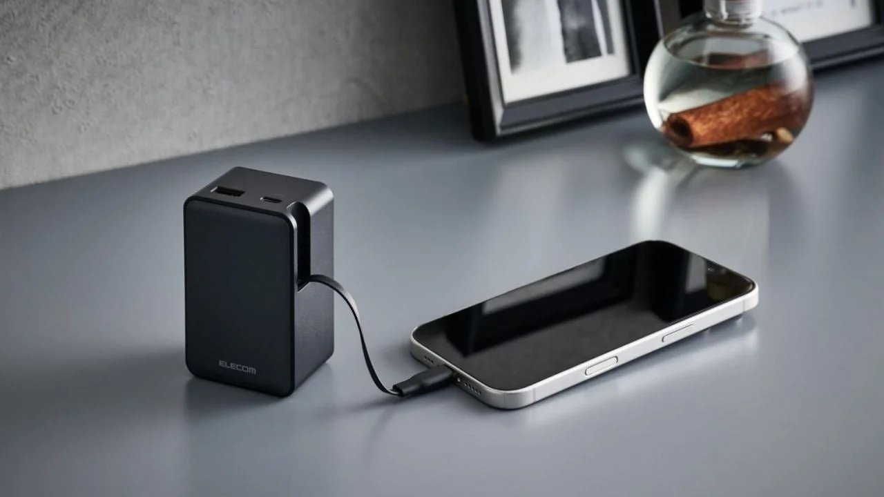 スマートフォンを充電する様子