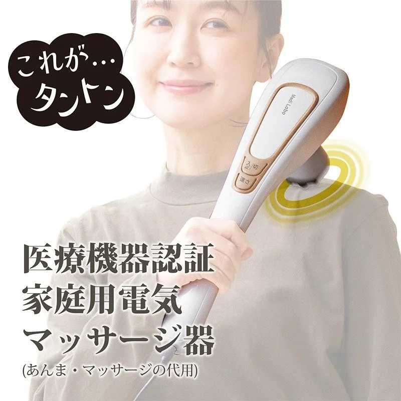 家庭用電気マッサージ器を使用する女性