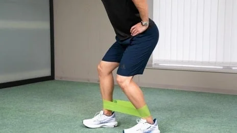 レジスタンスバンドで下半身を鍛える様子