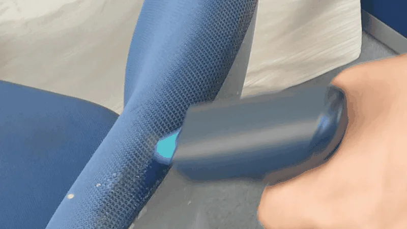 青い布地のソファにデバイスを当て、毛玉を取っている様子