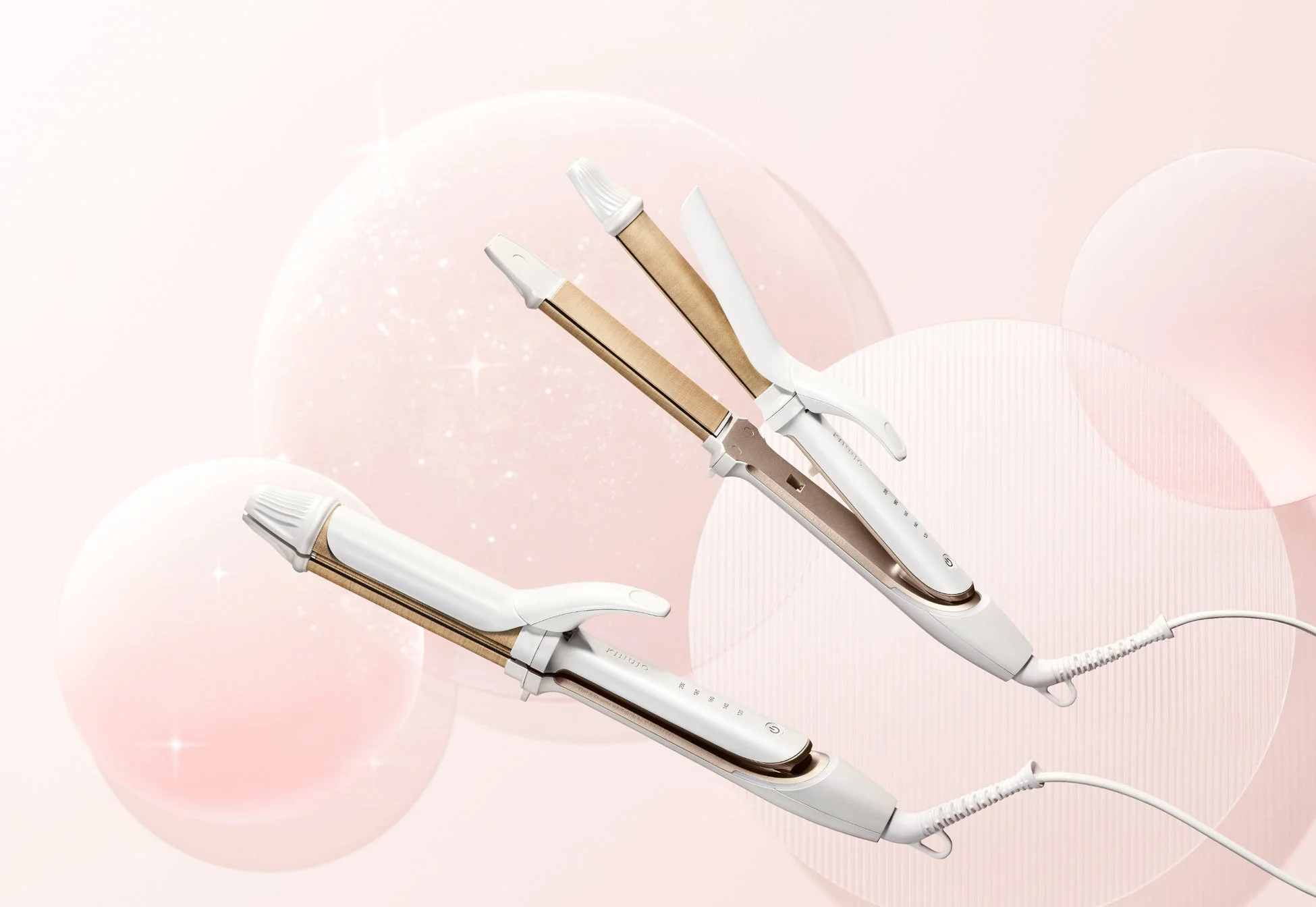 柔らかなピンクの背景に、白とゴールドのスタイリッシュなヘアアイロンが2本配置