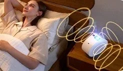 ベッドでリラックスする女性の傍らに置かれたデバイス