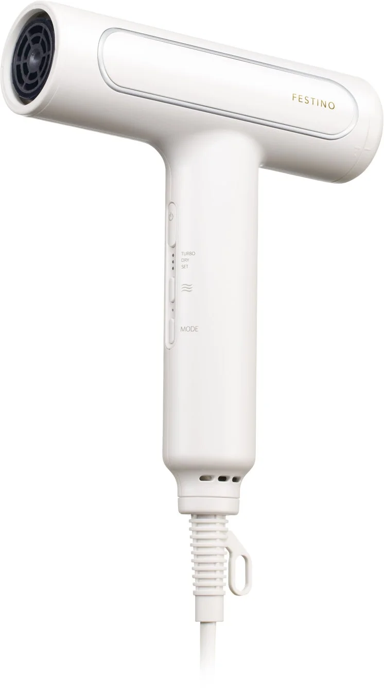 白い背景に置かれた、モダンでミニマリストなデザインの白いヘアドライヤー