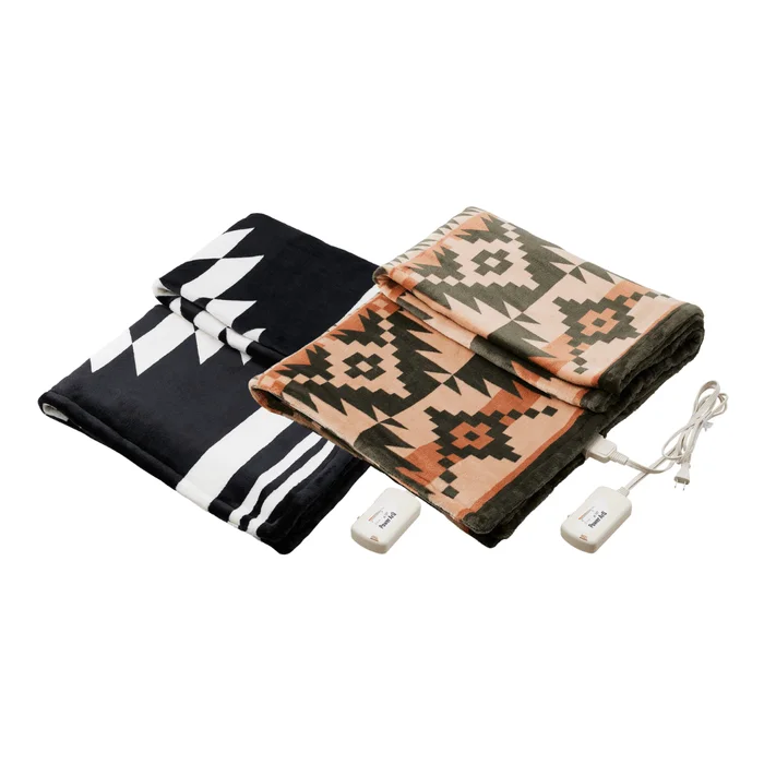黒と白、ベージュと茶色の幾何学模様の電気毛布2枚とコントローラー