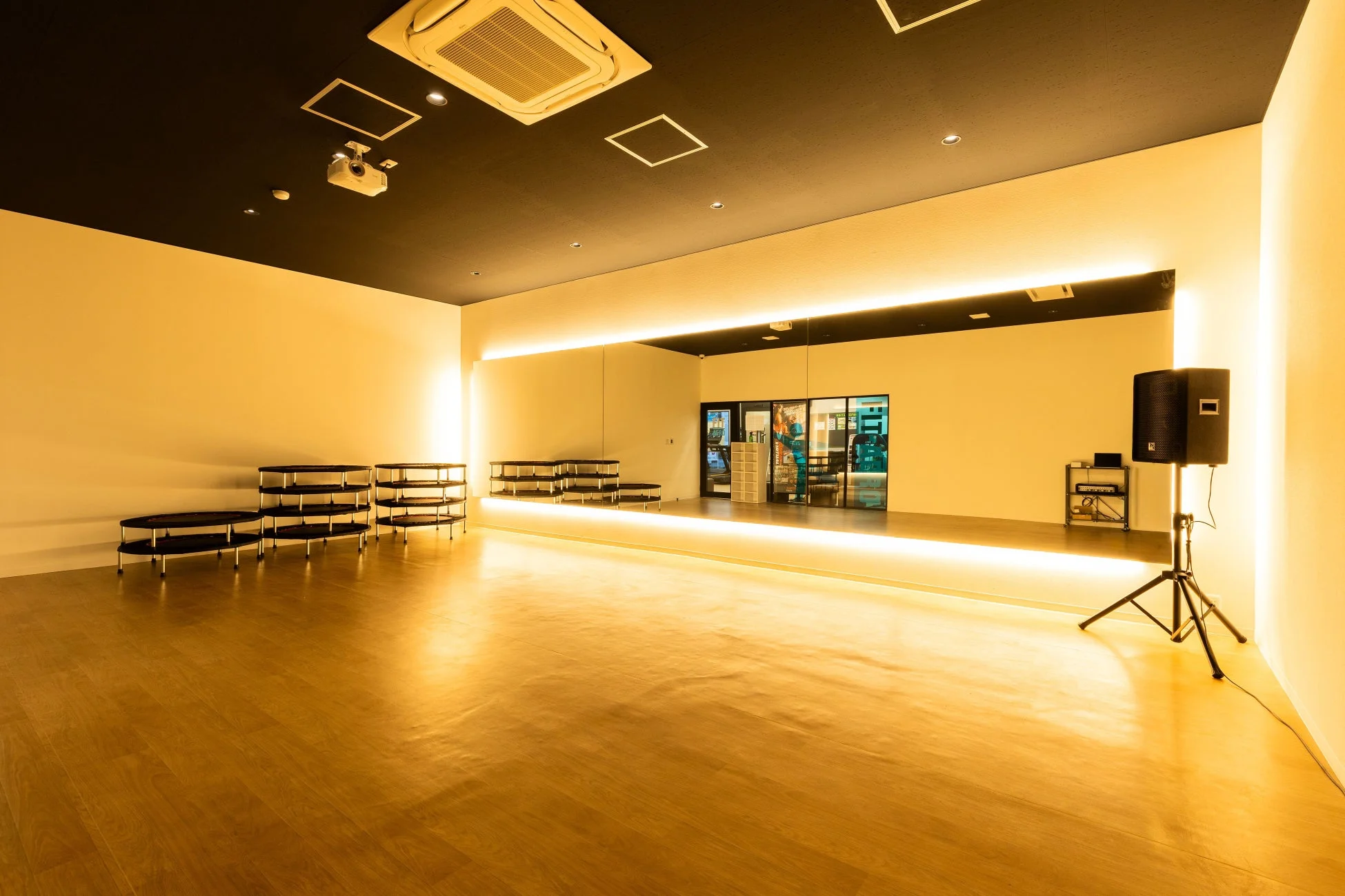 広々としたフィットネススタジオ