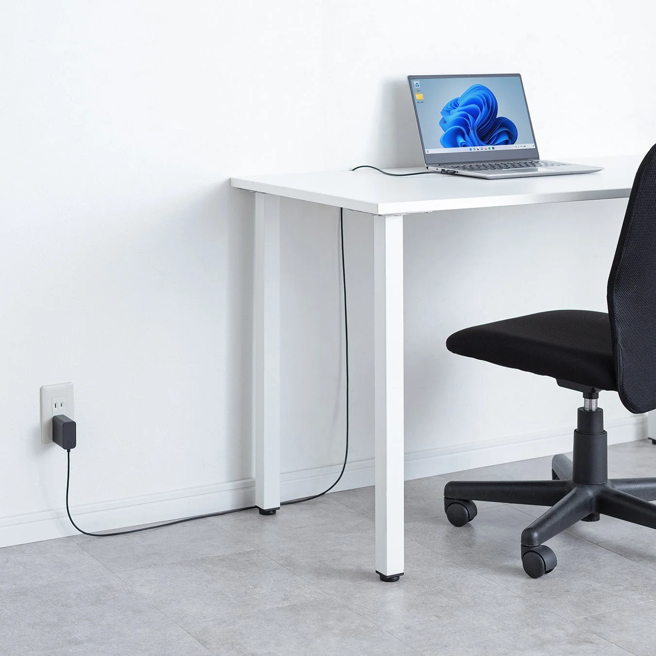 オフィス,デスク,ノートパソコン,椅子,電源,コンセント,充電,仕事,シンプル,ミニマリスト,室内,Windows 11