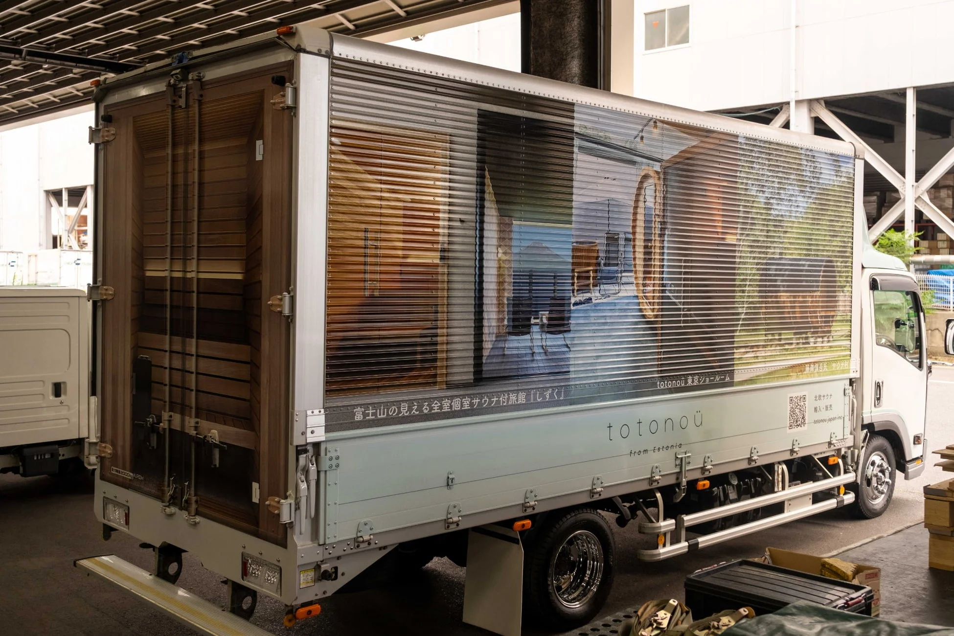 富士山が見える全室個室サウナ付旅館「しずく」と北欧サウナブランド「totonou」の広告が施されたトラック