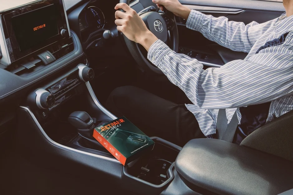 車内、カーナビ画面にGETPA!R、製品箱