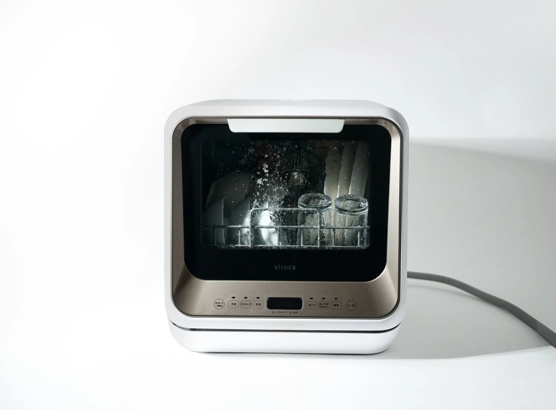 洗浄中の窓付き食洗機