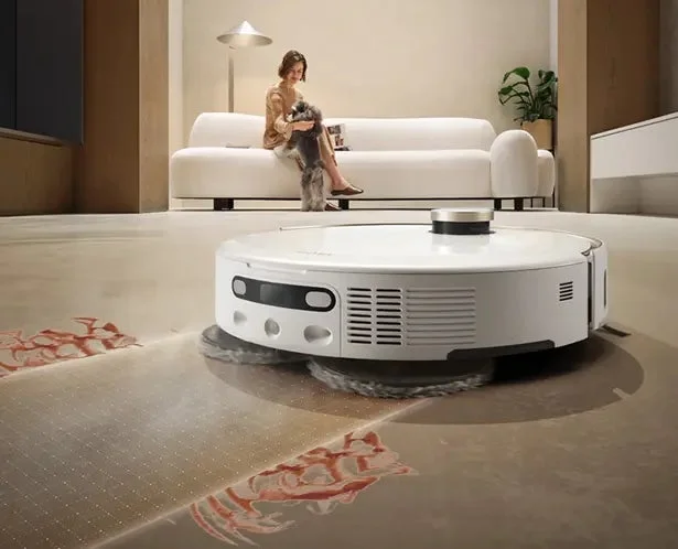 リビングルームでロボット掃除機が床を清掃している様子